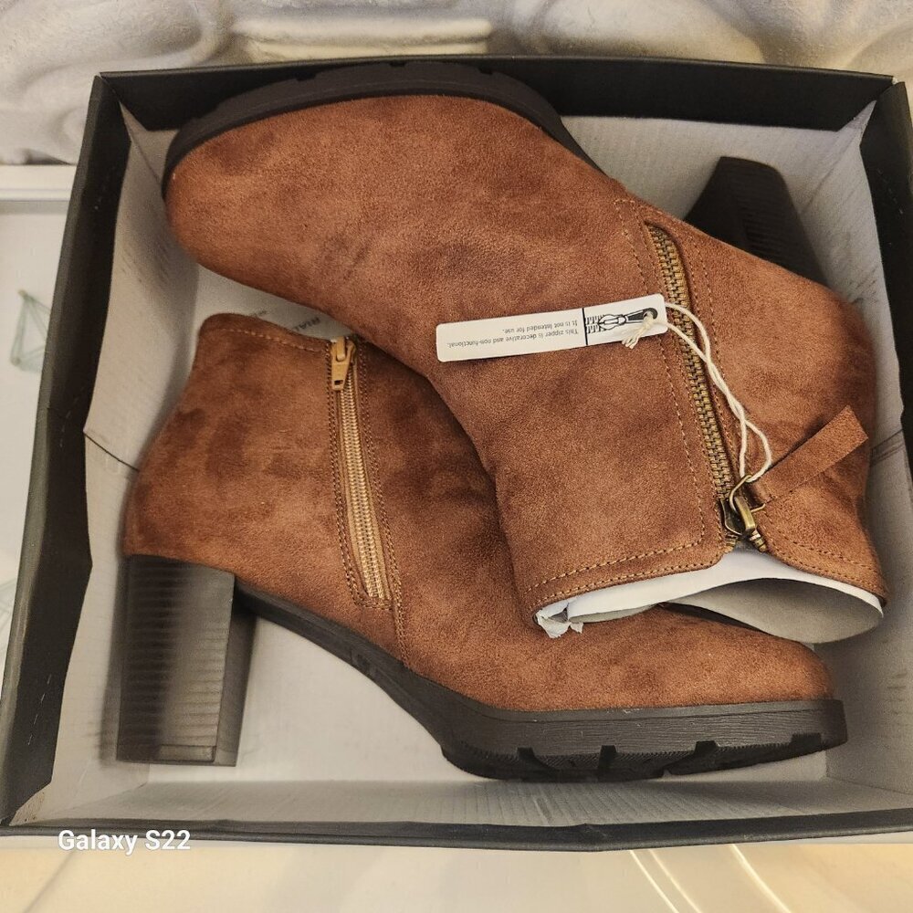 Rialto "Glitz" Hazelnut/Suedette Booties. NIB. Size 9.5 - Picture 9 of 9